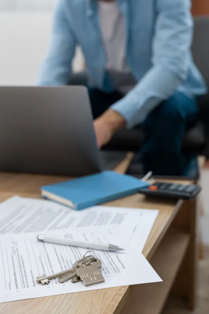 Llaves sobre documentos firmados, simbolizando confianza